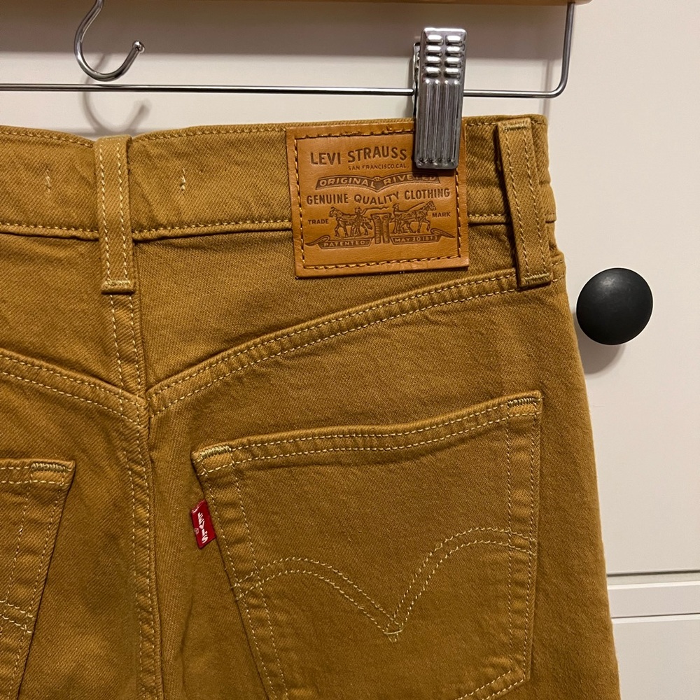 Levi’s Ribcage Straight dark khaki colored pants